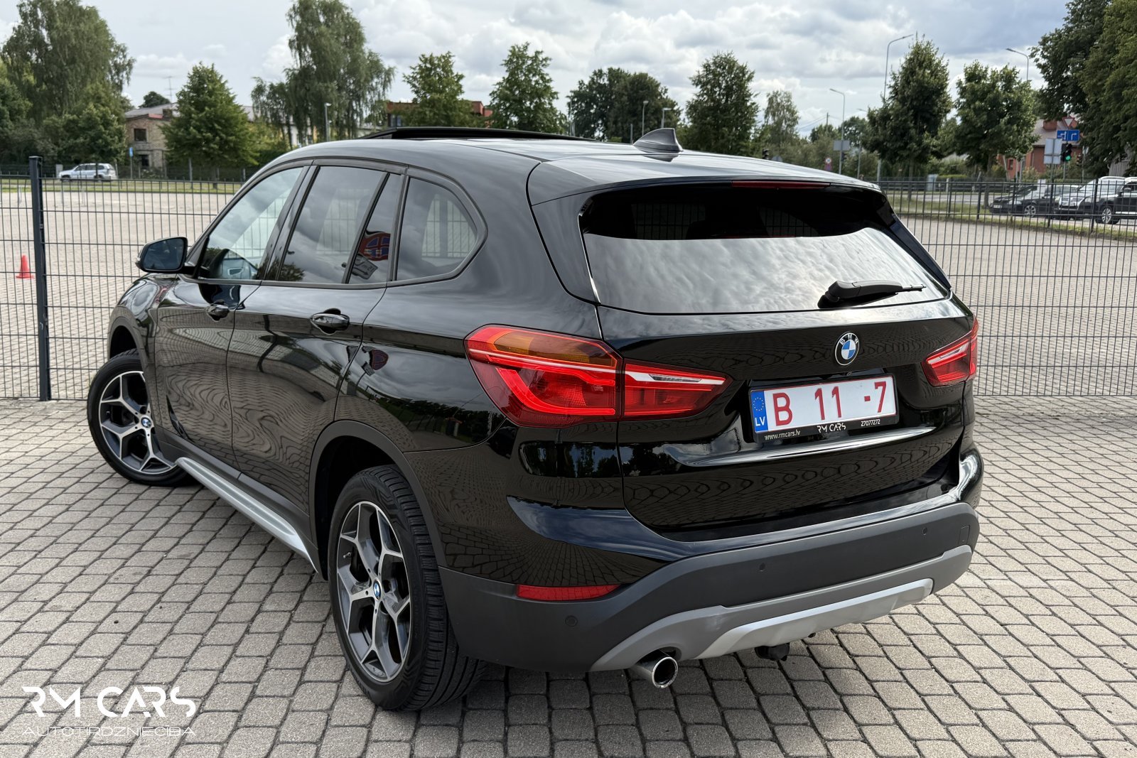 Car image 2