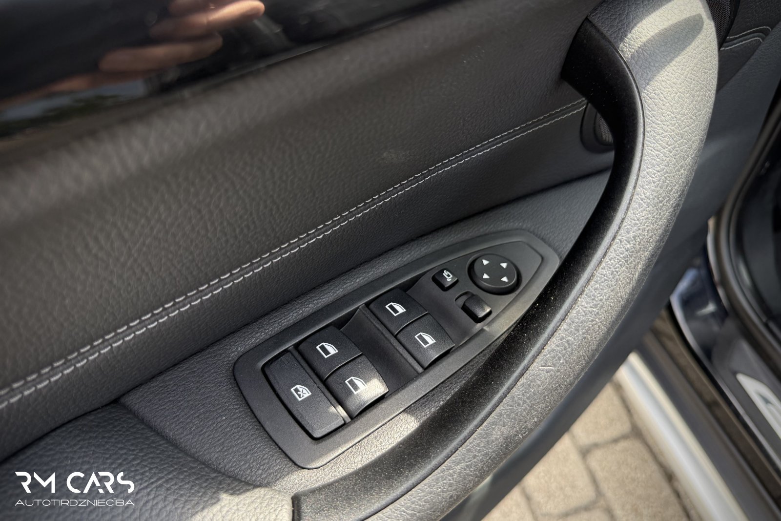 Car image 26