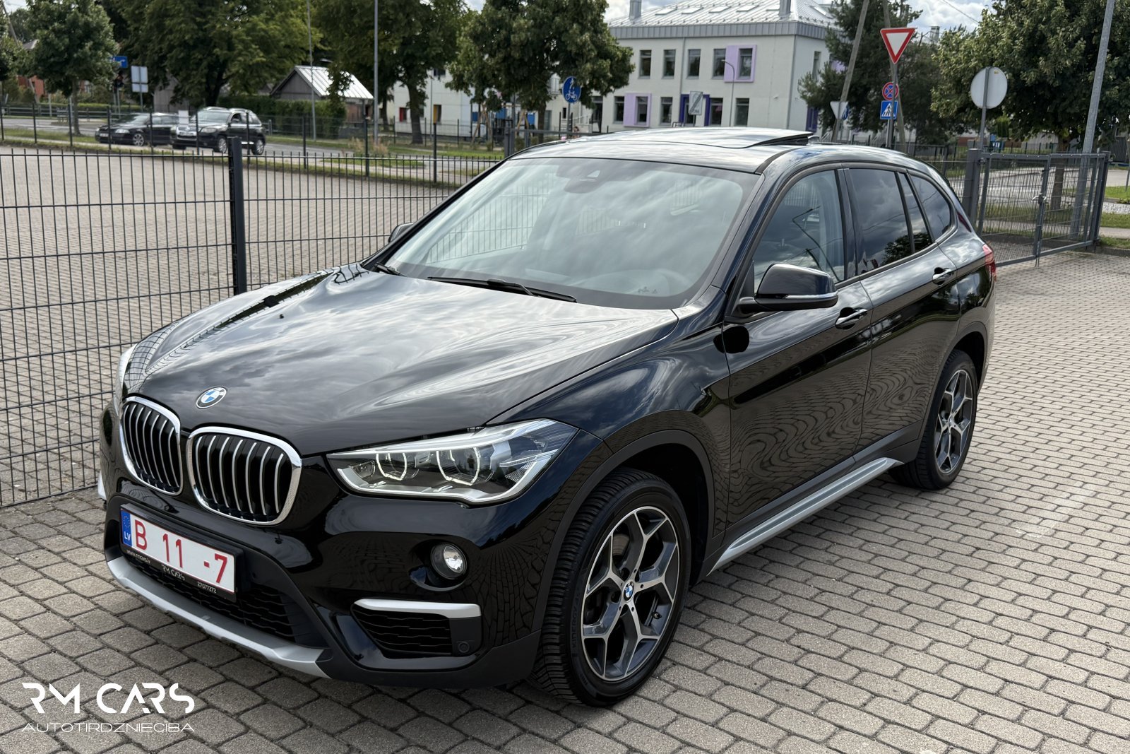 Car image 30